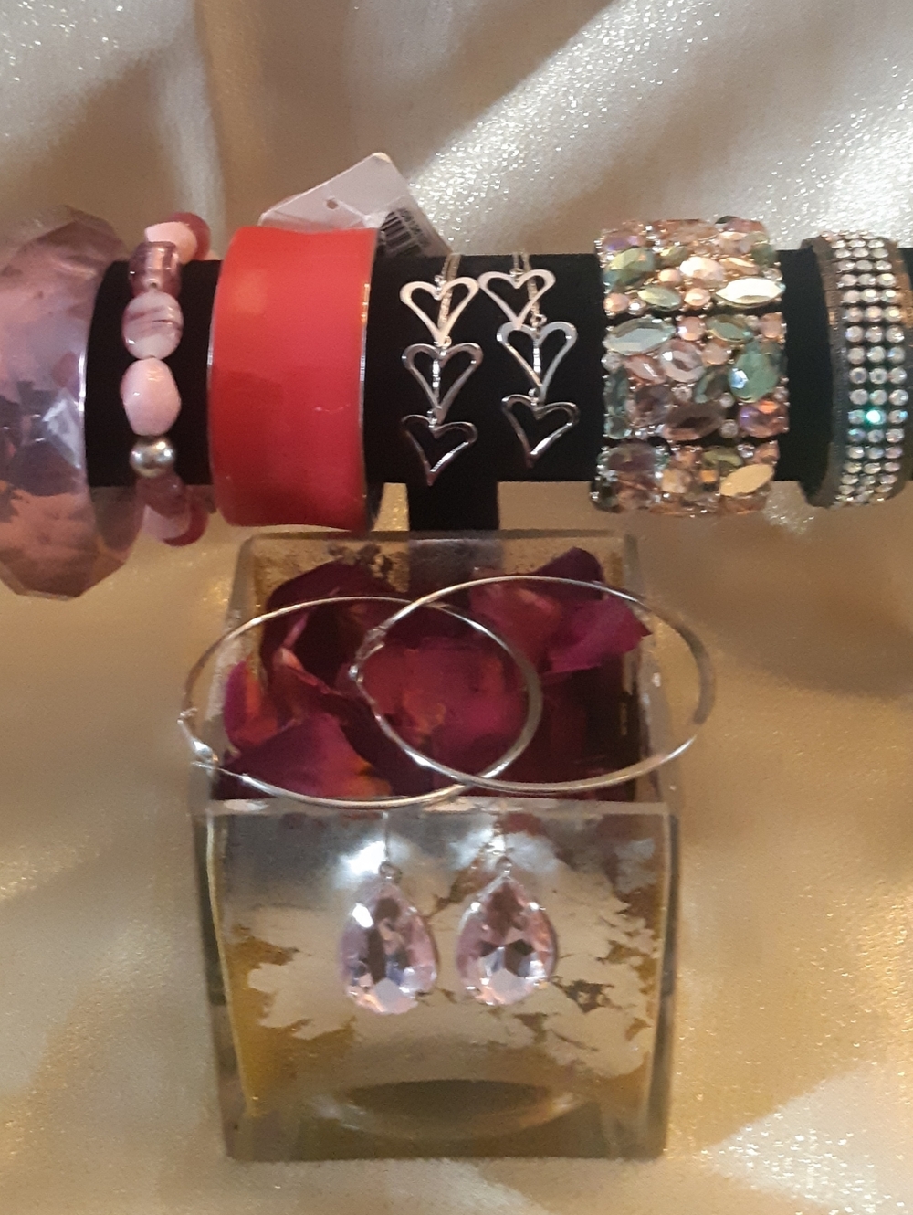 Beautiful lot of 8 Feminine Fashionable Women's Earrings And Bracelets Set